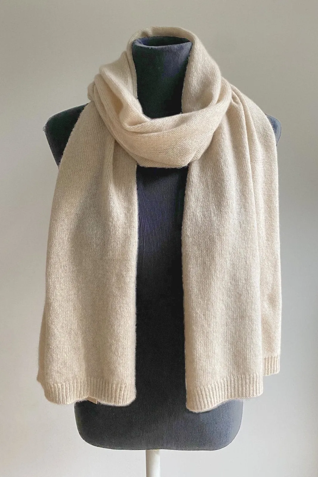 Cashmere hat, scarf and gloves set in beige