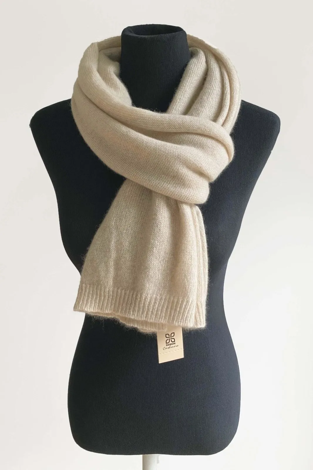 Cashmere hat, scarf and gloves set in beige