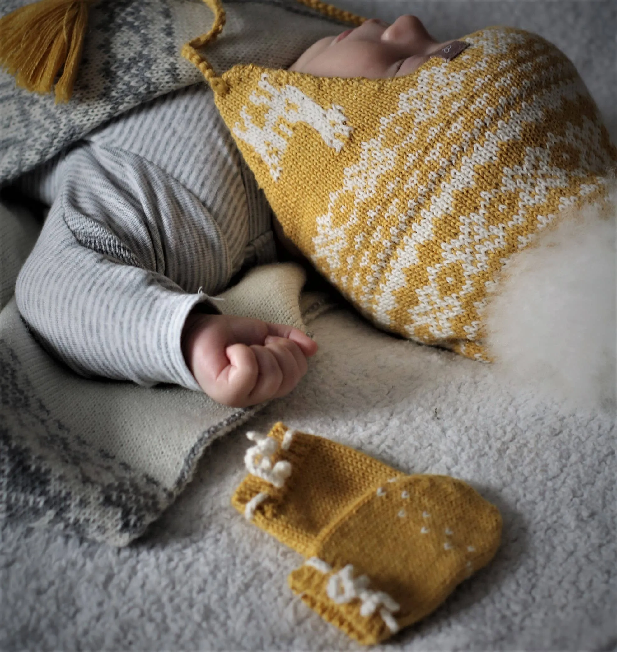 KNITTED BABY MITTENS / EARFLAP HAT