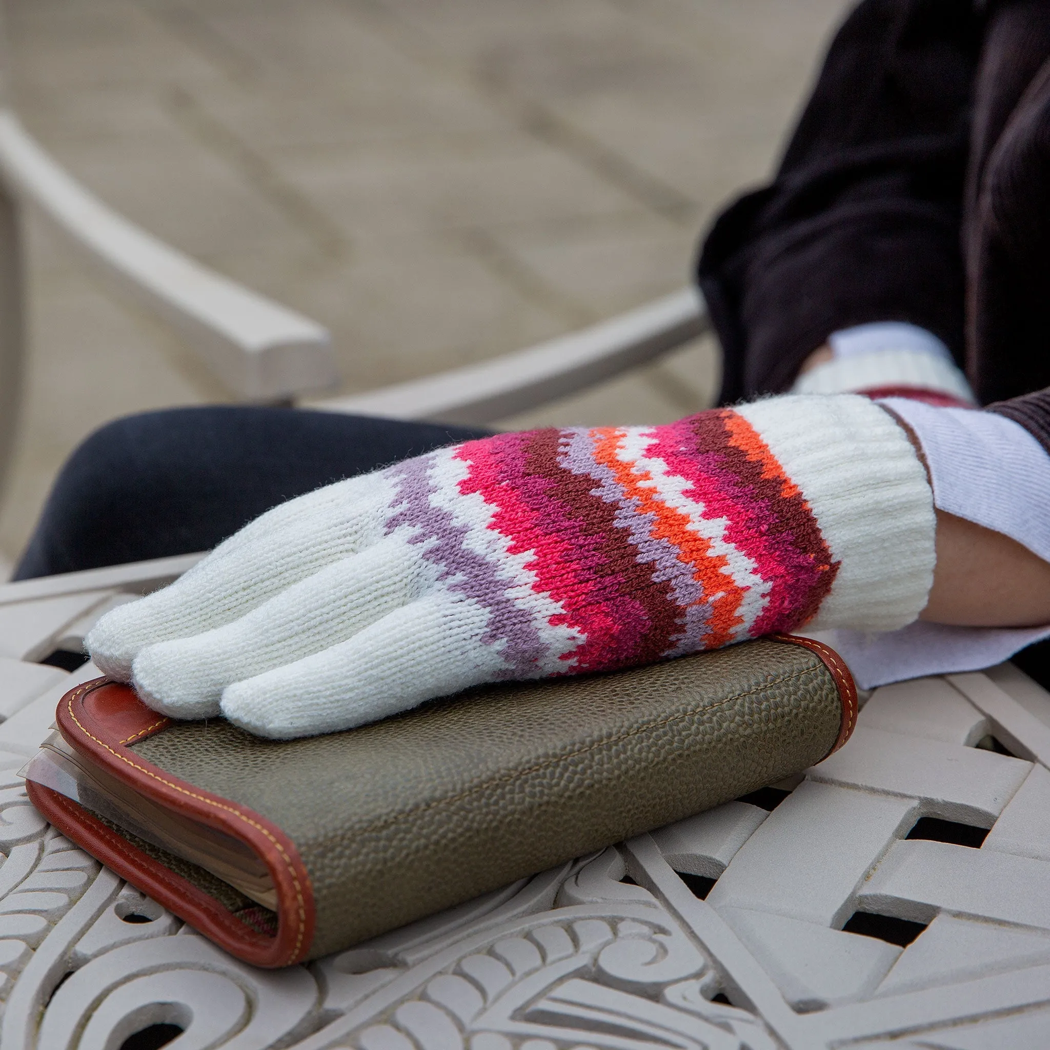 Women’s Jacquard Knitted Gloves with Contrasting Stripes