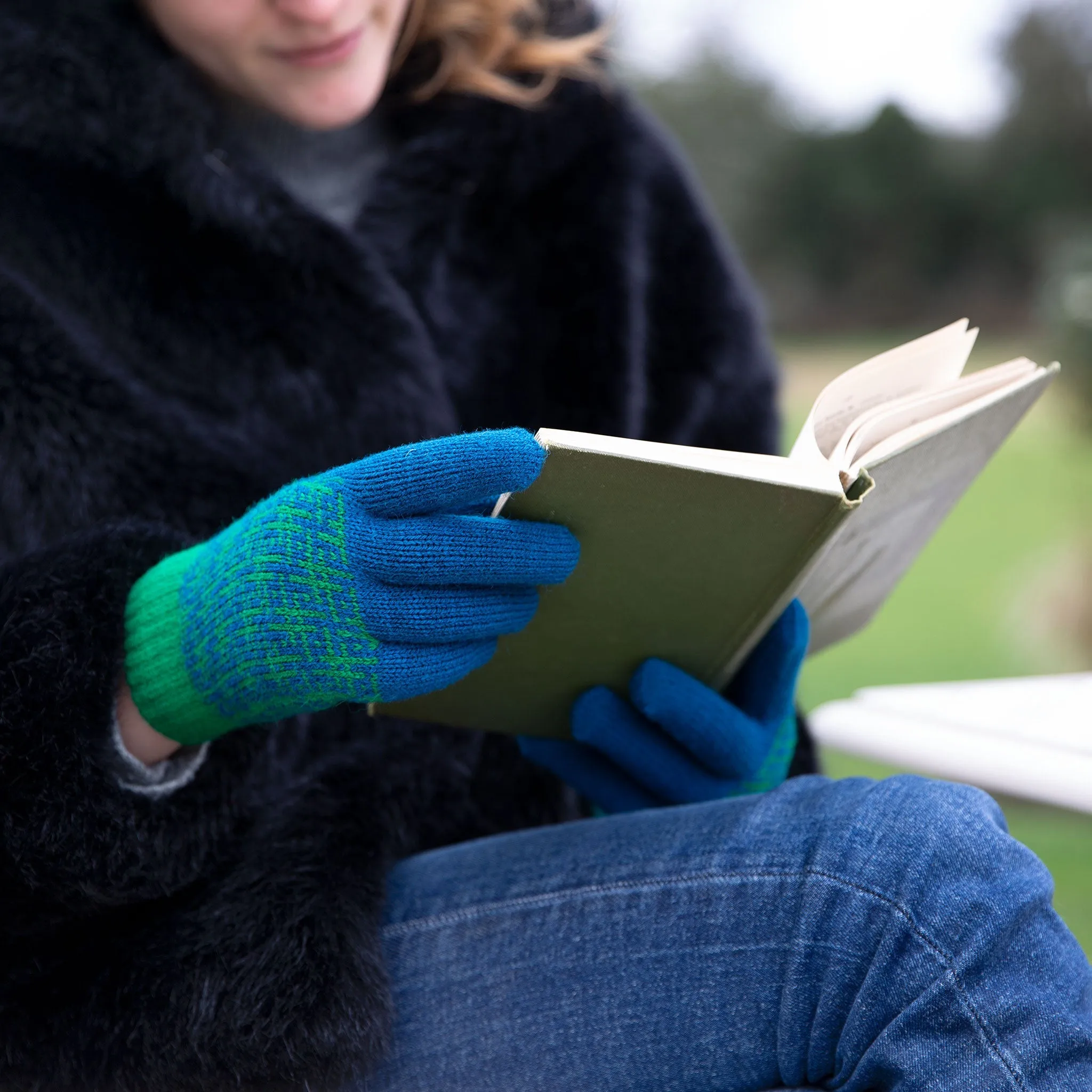 Women’s Jacquard Knitted Gloves with Hash Symbol Pattern