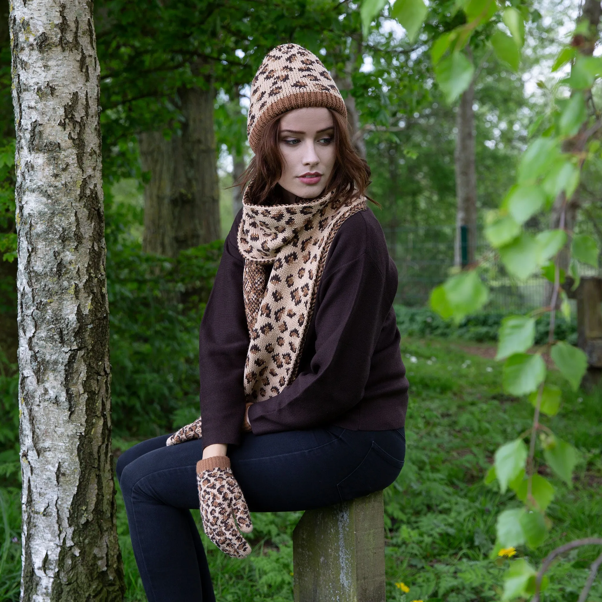 Women’s Jacquard Knitted Gloves with Leopard Print Pattern